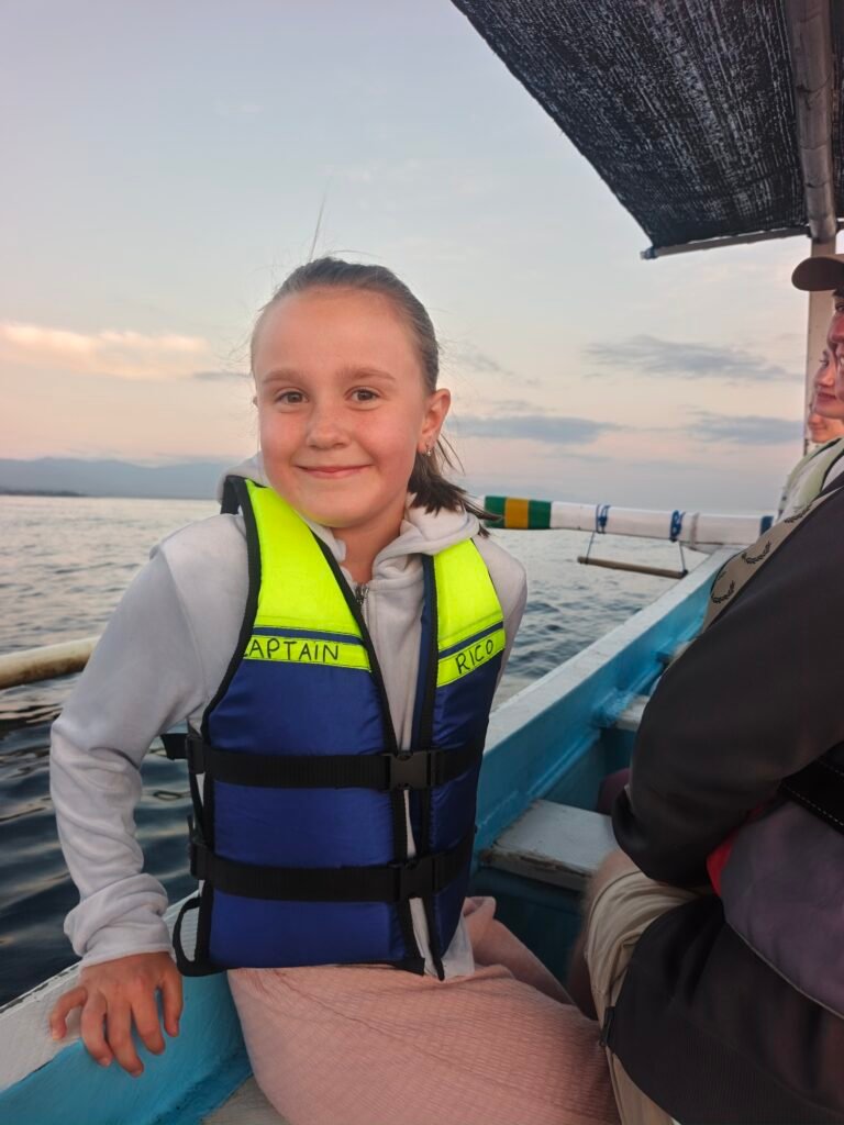 Planning a dolphin tour in Lovina with children? Here are practical tips to help families enjoy a comfortable and memorable morning at sea.